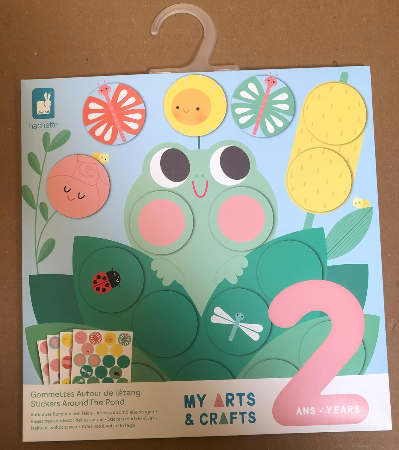 Janod - 72 Adesivos redondos grandes adequados para mãos pequenas - A partir de 2 anos - 4 quadros para preencher lacunas - Adesivos redondos - Kit de lazer criativo infantil - Habilidades motoras finas e concentração - J09159