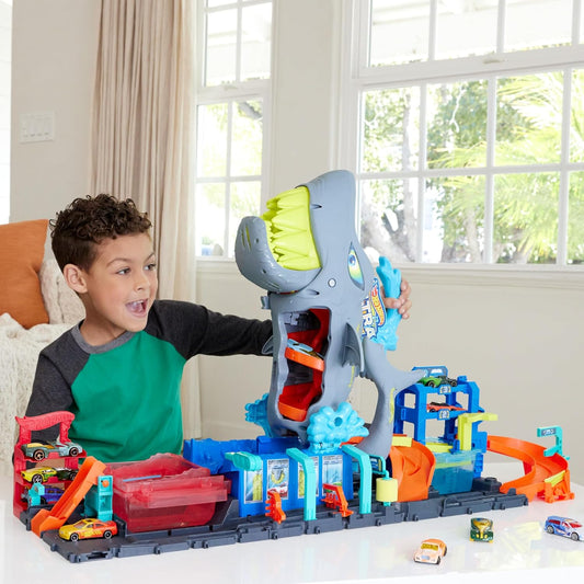 Hot Wheels Let's Race Netflix - Juego de pistas de autos de juguete urbanos, lavado de autos Ultra Shark con auto de juguete con revelación de color a escala 1:64, función de cambio de color repetido, almacenamiento, HTN82