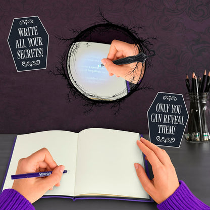 UAU! COISAS Diário Secreto de Wednesday Addams | Desvende Segredos Invisíveis usando a Luz UV incluída | Conjunto Premium de Caderno e Caneta Nevermore | Para Fãs de Séries da Netflix | Licenciado Oficialmente pela MGM