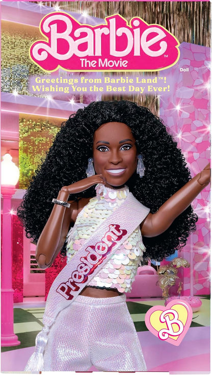 Barbie O Filme - Boneca Colecionável Presidente, Issa Rae como Presidente vestindo blusa branca brilhante e conjunto de shorts, com cabelo cacheado escuro e faixa presidencial, JBJ55