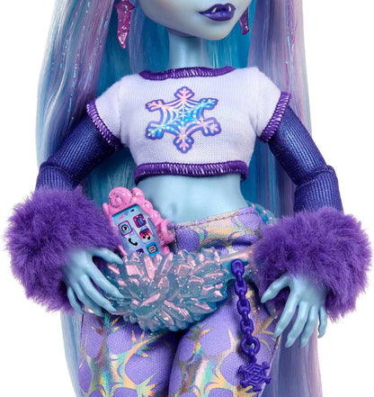 Muñeca Monster High, Abbey Bominable Yeti Fashion Doll con mascota mamut y accesorios temáticos, HNF64, multicolor