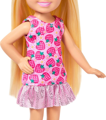 Barbie Boneca Club Chelsea, tamanho pequeno, 15 cm, com cabelo loiro, vestido removível com estampa de morango e sapatos, JJB33