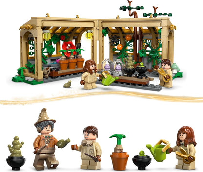 LEGO Harry Potter Castelo de Hogwarts: Conjunto de Aula de Herbologia com Minifiguras Neville Longbottom, Hermione Granger e Professora Sprout - inclui 3 Mandrágoras de Brinquedo - Presente para Meninas e Meninos a partir de 8 Anos - 76445