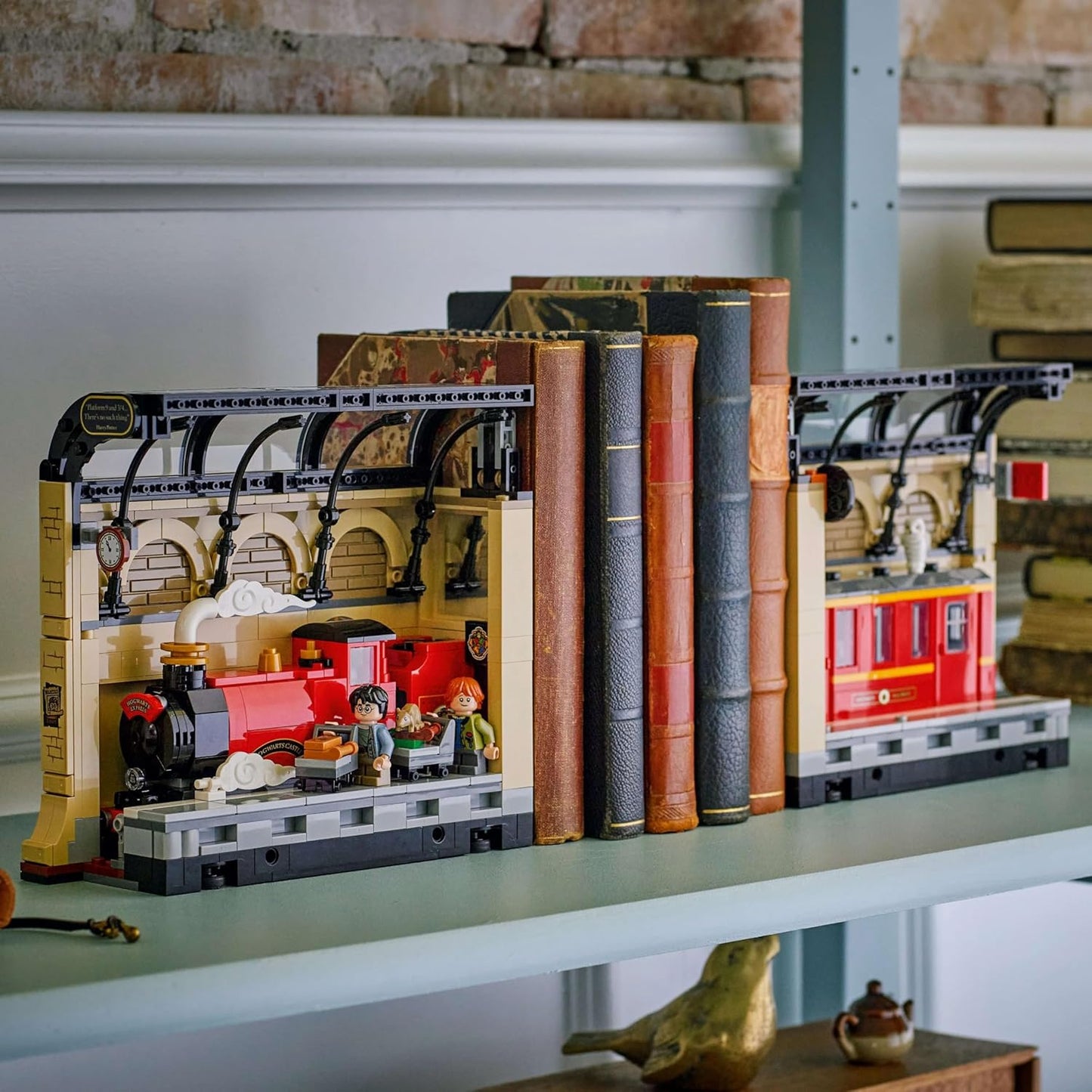 LEGO Harry Potter Book Nook: Conjunto Expresso de Hogwarts com um Trem de Brinquedo, 2 Minifiguras incluindo Ron Weasley, além das Figuras Edwiges e Perebas - Presente do Mundo Mágico para Meninos, Meninas e Fãs a partir de 10 Anos - 76450