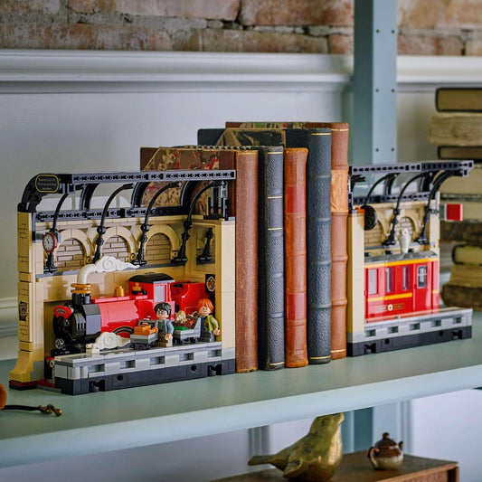LEGO Harry Potter Book Nook: Conjunto Expresso de Hogwarts com um Trem de Brinquedo, 2 Minifiguras incluindo Ron Weasley, além das Figuras Edwiges e Perebas - Presente do Mundo Mágico para Meninos, Meninas e Fãs a partir de 10 Anos - 76450