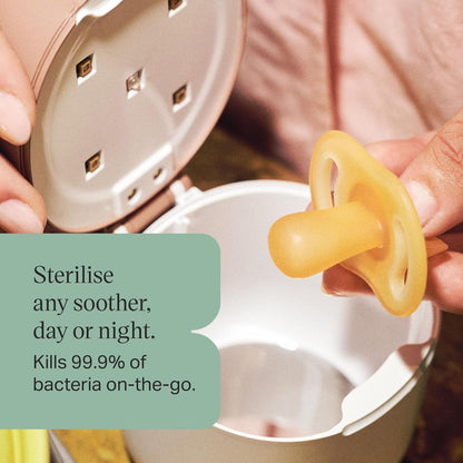 Tommee Tippee NightGlow Pod com chupeta NightGlow ultraleve para bebês de 0 a 6 meses, carrega chupetas que brilham no escuro em 2 minutos, esterilizador de chupetas UVC portátil, alça ajustável, funciona com pilha AA ou USB.