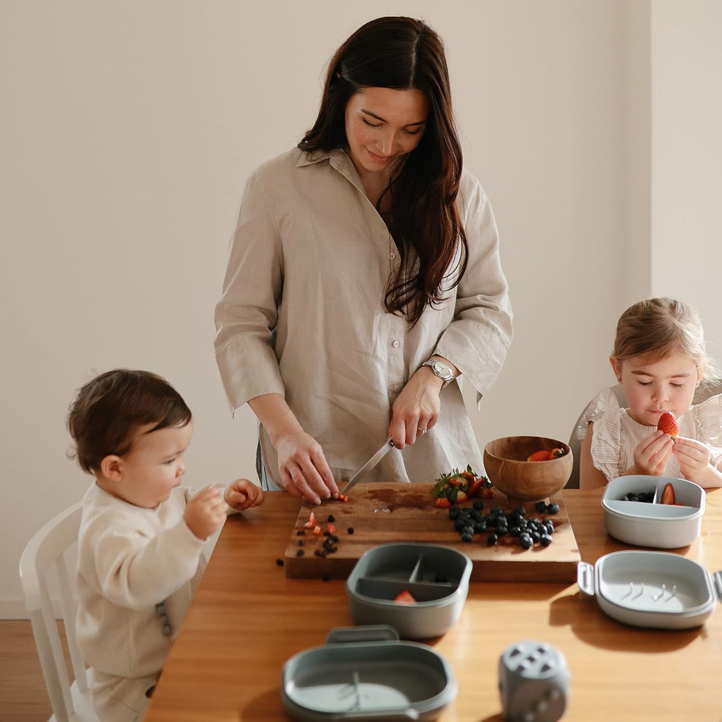 Mushie Lancheira | Lancheira Infantil para Jardim de Infância e Escola | Divisórias e Compartimentos com Tampas Traváveis | Inclui 1 conjunto de talheres (garfo e colher) | (Cinza)