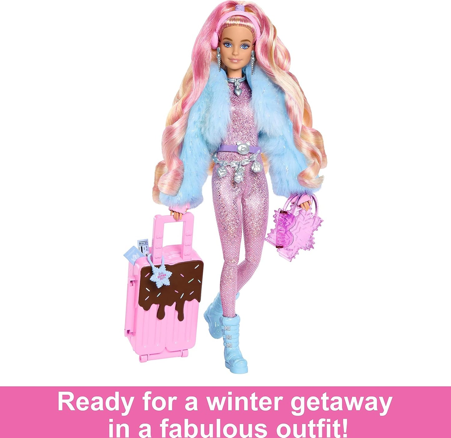 Barbie Boneca de viagem com moda de neve invernal, Barbie Extra Fly, macacão rosa brilhante e casaco de pele sintética, HPB16