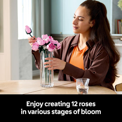 LEGO Botanicals Buquê de Rosas Cor-de-Rosa - Conjunto de Construção de Flores Artificiais para Adultos - Inclui 12 Rosas Artificiais e 4 Ramos de Gipsofila para Decoração de Casa - Ideia de Presente DIY - 10374