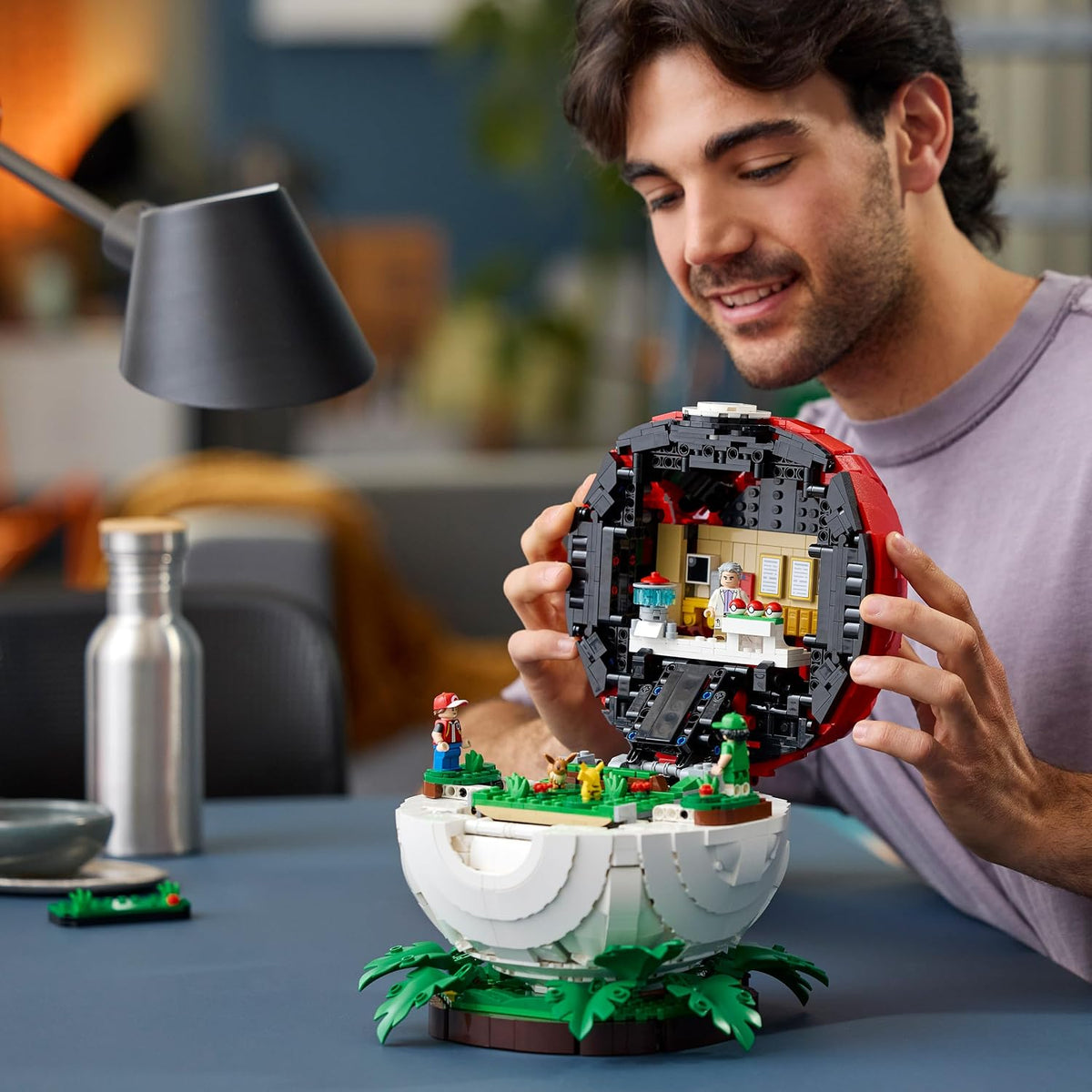 LEGO Pokémon – Momentos Icônicos de Treinador: Poké Bola (72154) | Conjunto para adultos, modelo para exibição, figuras de Pikachu e Eevee, decoração para montar, ideia de presente para fãs de jogos, 2386...