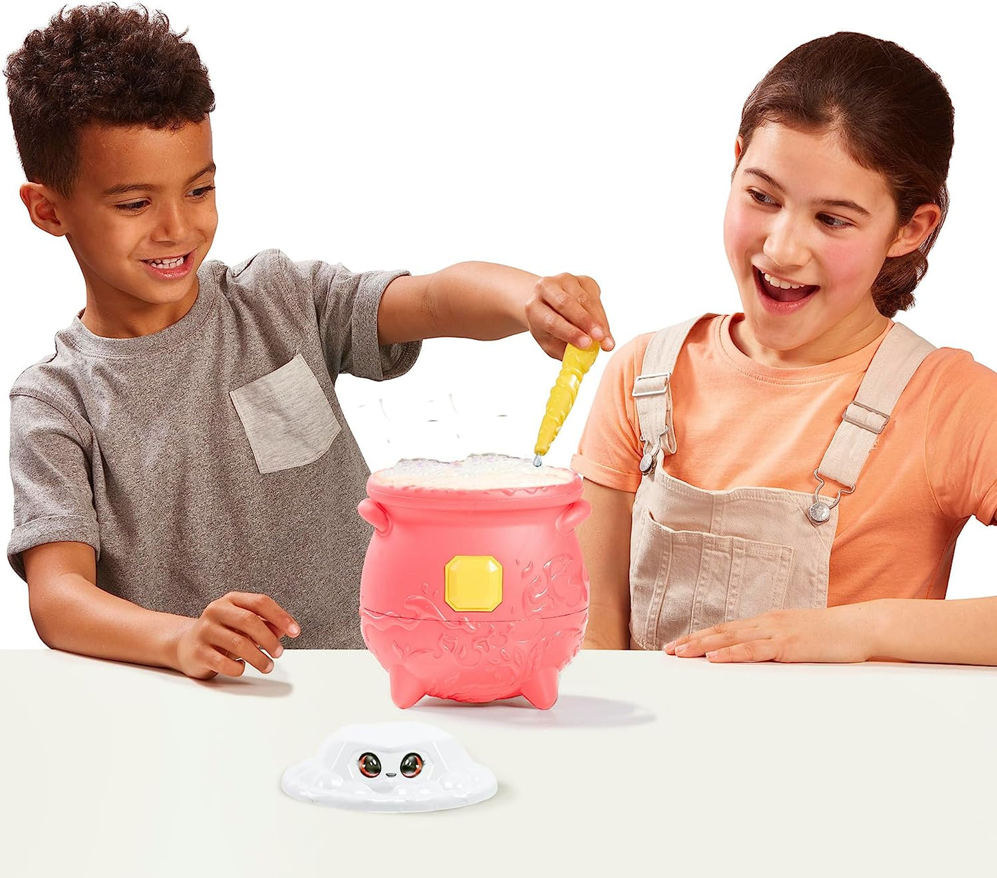 Magic Mixies Caldeirão mágico de fogo surpresa de gema mágica - revele um mixie de pelúcia não eletrônico e um anel mágico com uma revelação pop-up do caldeirão efervescente