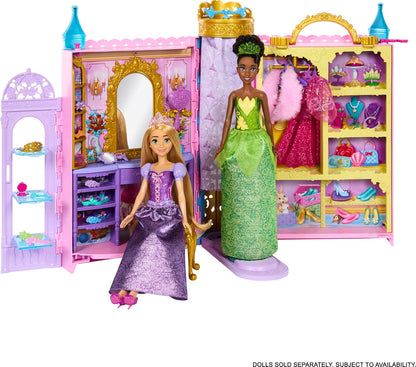 Mattel Conjunto de Brinquedo Closet das Princesas Disney da – Inclui 2 Looks, 25 Acessórios, Penteadeira, Provador, Passarela e Espaço de Armazenamento; Abre até 60 cm de Largura; Inspirado nos Filmes da Disney