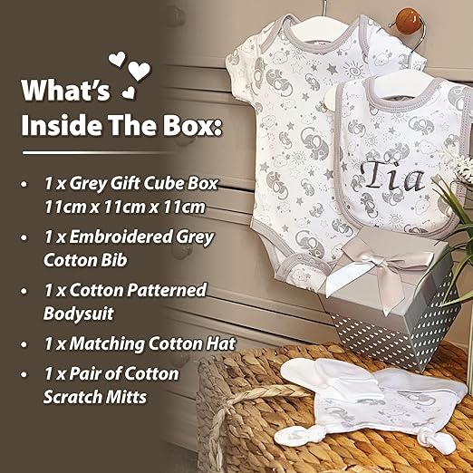 ellabellaboo Presentes personalizados para bebês da – A pequena caixa de presente contém 1 babador personalizado. Outras roupas essenciais para bebês incluem um body, um chapéu e luvas anti-arranhões.