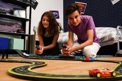 Scalextric Micro Scalextric - Ryan's World Race con Ryan World Tour - Exclusivo de Amazon