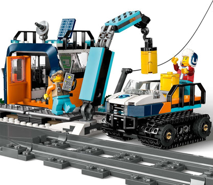 LEGO Conjunto de Trem Expresso Polar Ártico City Explorers - Inclui um Trem de Controle Remoto, Limpa-Neve, 22 Peças de Trilho e 6 Minifiguras, Além de uma Função de Queda de Rochas - Presente para Meninos a partir de 7 Anos - 60470