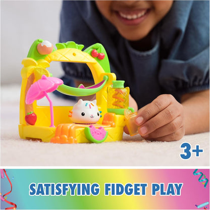 Gabby’s Dollhouse Conjunto de Brinquedo Cakey's Fruit Smoothie Balcony, 8 peças com figuras de brinquedo, acessórios para casa de bonecas e brincadeira sensorial, brinquedos infantis para meninas e meninos a partir de 3 anos.