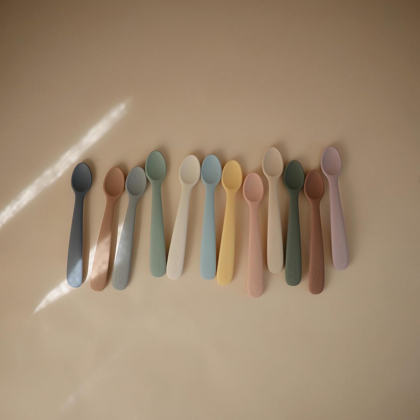 Mushie Colheres de alimentação Baby | Colheres de silicone sem BPA, pacote com 2 | Utensílios duráveis para bebês e crianças pequenas, próprios para lava-louças | Cor rosa