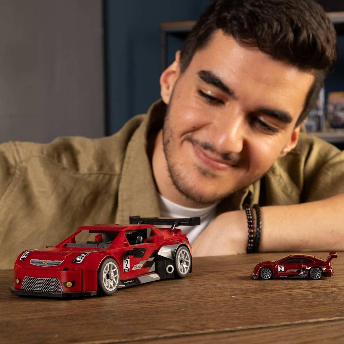 MEGA Brinquedo de Montar Hot Wheels – Carro Colecionável Cadillac ATS-V R com 319 Peças e Modelo Die-Cast, Conjunto de Montar e Exibir para Colecionadores, Vermelho, HRY18