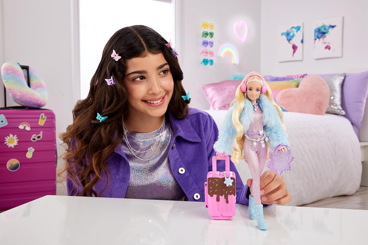 Barbie Boneca de viagem com moda de neve invernal, Barbie Extra Fly, macacão rosa brilhante e casaco de pele sintética, HPB16