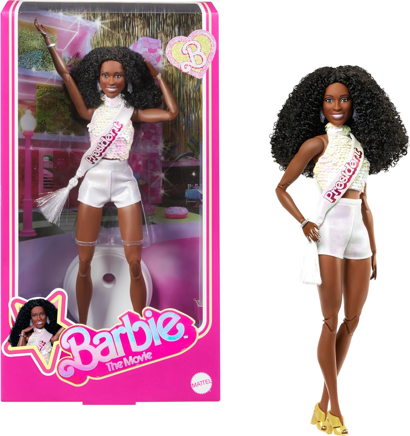 Barbie O Filme - Boneca Colecionável Presidente, Issa Rae como Presidente vestindo blusa branca brilhante e conjunto de shorts, com cabelo cacheado escuro e faixa presidencial, JBJ55