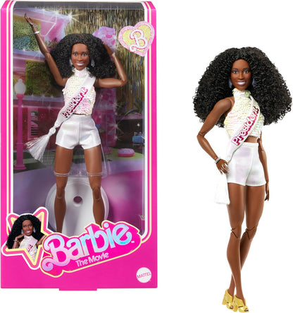 Barbie O Filme - Boneca Colecionável Presidente, Issa Rae como Presidente vestindo blusa branca brilhante e conjunto de shorts, com cabelo cacheado escuro e faixa presidencial, JBJ55
