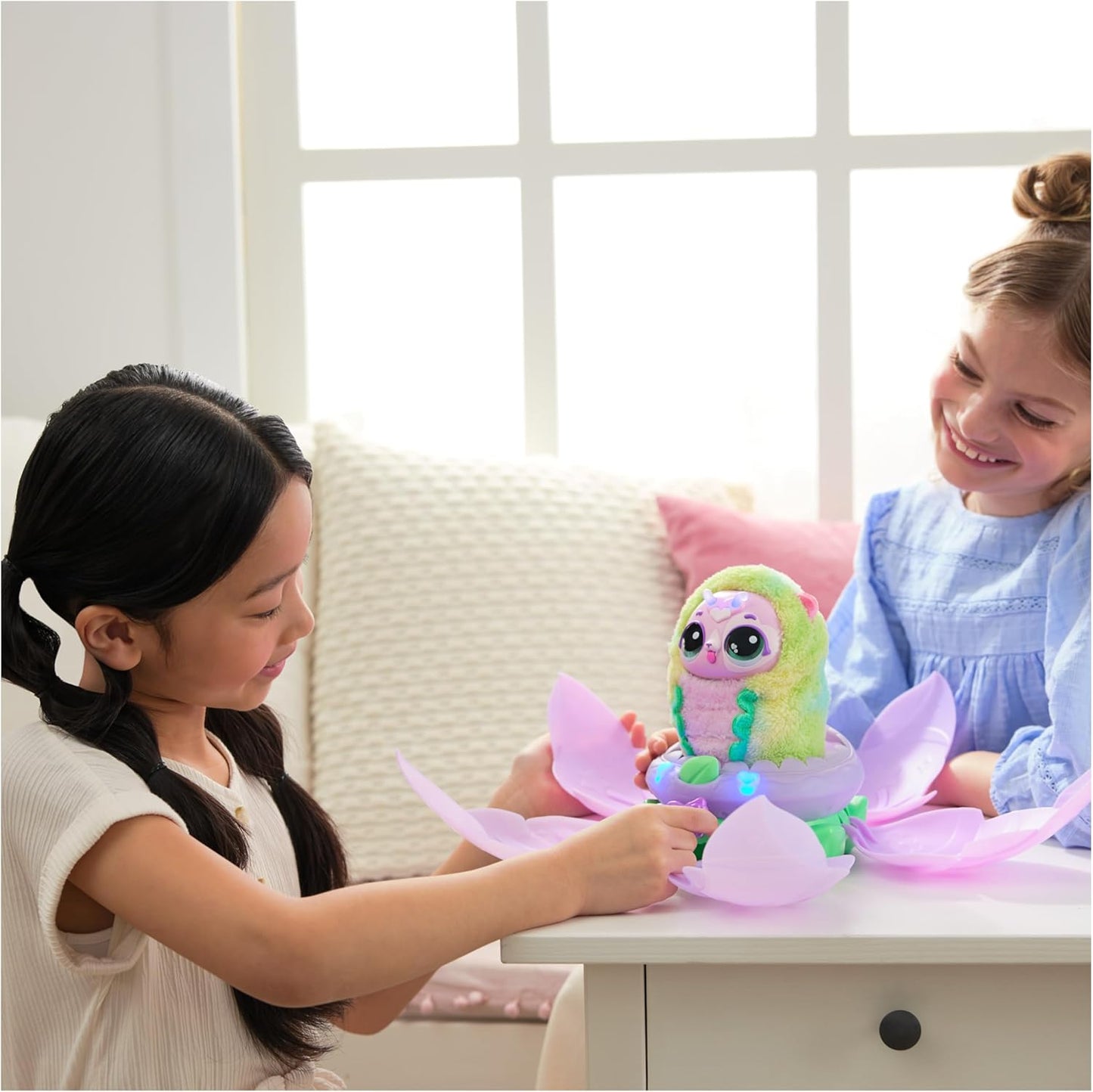 HATCHIMALS Bloomables, brinquedo interativo surpresa e flor com revelação e transformação repetíveis, mais de 100 sons e reações (os estilos variam), brinquedos infantis para meninas e meninos.