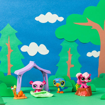 Littlest Pet Shop Série 2 Pacote de Aventura de Acampamento | O pacote contém 3 mini brinquedos LPS, 6 acessórios, 1 cartão colecionável e 1 código virtual | Brinquedos colecionáveis para meninas e meninos