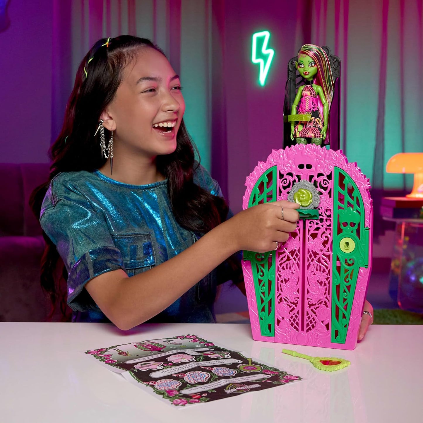 Monster High Boneca e acessórios Skulltimate Secrets, Garden Mysteries Venus McFlytrap com guarda-roupa revelador e mais de 19 surpresas para festa do chá, como roupas, HYT75