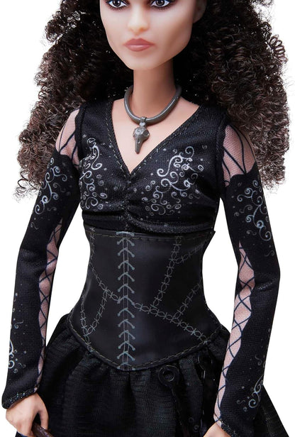 Mattel Boneca colecionável Bellatrix Lestrange da Harry Potter (10 polegadas, cabelo cacheado) usando vestido preto exclusivo e colar, com varinha, presente para crianças de 6 anos ou mais, HFJ70