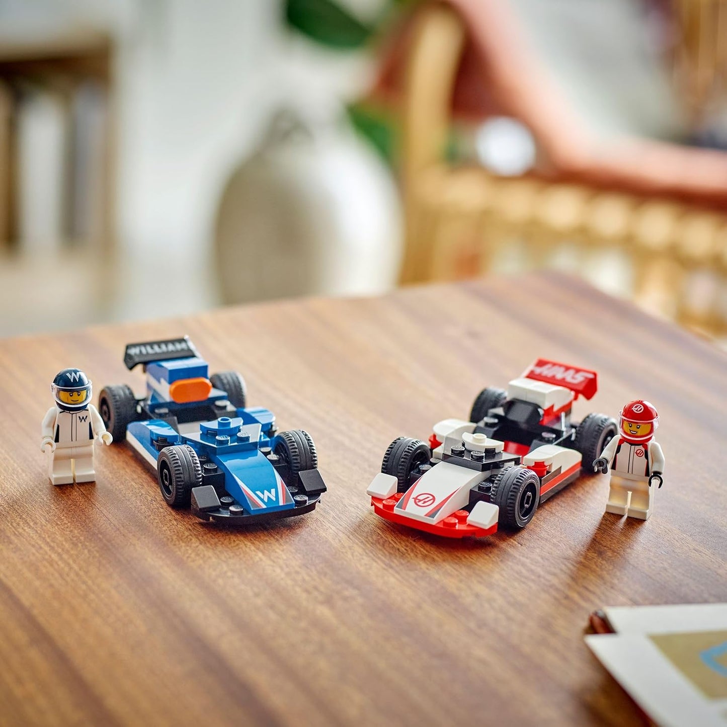 LEGO City F1 Williams Racing e Haas F1 Race Cars - Modelos de construção de Fórmula 1 de brinquedo com 2 minifiguras de motorista e luzes de partida - Pequena ideia de presente para crianças, meninos e meninas de mais de 4 anos