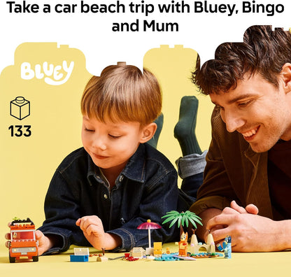 LEGO Bluey: Brinquedo de Praia e Passeio de Carro em Família da Bluey com 3 minifiguras incluindo Bingo e Chilli, além de 2 pranchas de surfe, um Castelo de Areia e Acessórios Divertidos - Presente de Aniversário