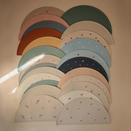 Mushie Tapete de silicone para crianças | Design antiderrapante | Material: Silicone de qualidade alimentar | Fácil de limpar e resistente a manchas | Livre de BPA e ftalatos (Planets)