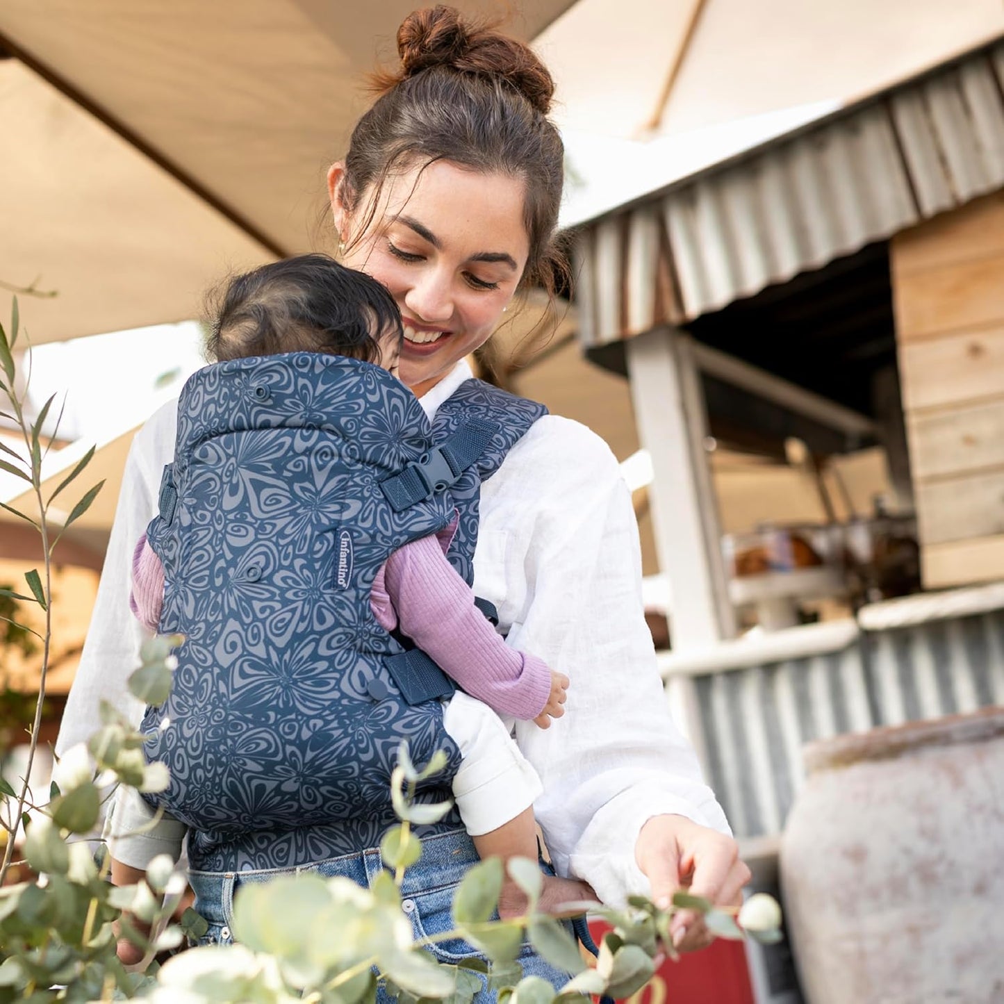 Infantino Canguru Flip Advanced 4 em 1 - Ergonômico, Conversível, Pode Ser Usado Virado para Dentro ou para Fora, na Frente ou nas Costas, para Bebês de 0 a 14,5 kg (Recém-nascidos a Crianças de 3,6 a 14,5 kg), Floral Azul Marinho