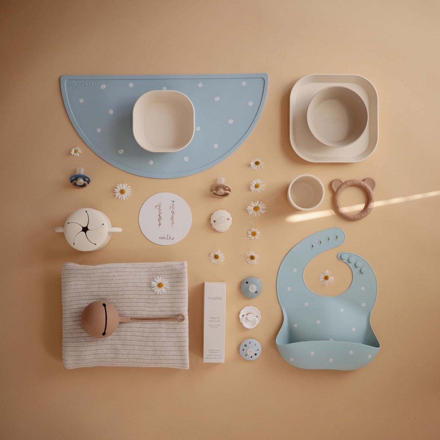 Mushie Tapete de silicone para crianças | Design antiderrapante | Material: Silicone de qualidade alimentar | Fácil de limpar e resistente a manchas | Livre de BPA e ftalatos (Margarida branca)