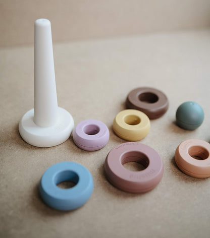 Mushie Brinquedo de empilhar anéis | Torre de anéis educativa para bebês e crianças pequenas | Brinquedo colorido de classificação e empilhamento para crianças a partir de 6 meses | Brinquedo de aprendizagem pré-escolar |