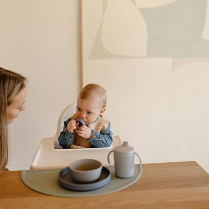 Mushie Babador de Silicone Baby | Babadores Impermeáveis com Ajuste Perfeito | Babadores Fáceis de Limpar para Alimentação do Bebê | 4 Tamanhos Ajustáveis com Bolsos Frontais Fundos | 100% Livre de BPA e Ftalatos