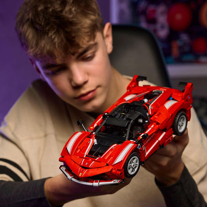 LEGO Technic Ferrari FXX K Carro de Corrida - Kit de Construção e Exibição com Motor V12, Diferencial e Pistões Móveis - Presente para Fãs de Automobilismo para Meninos a partir de 10 Anos - 42212