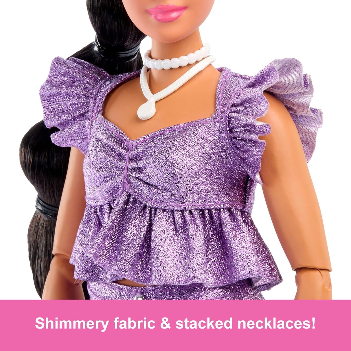 Barbie Deluxe Style Boneca nº 8 com blusa roxa metálica e shorts brilhantes, cabelo preto trançado, acessórios como joias peroladas e bolsa, JFP43
