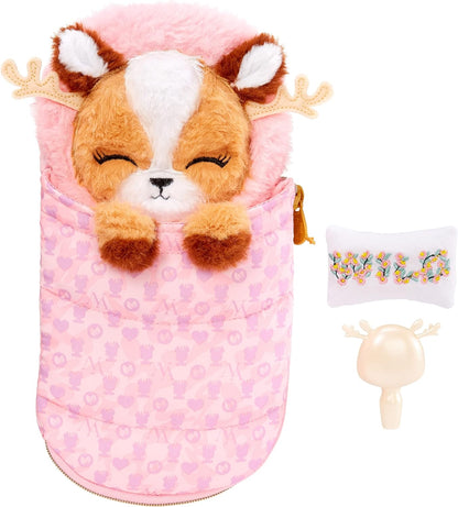 Serie de acampada sorpresa - MYRA WOODS - Muñeco de peluche suave inspirado en ciervos con pelo castaño y acogedor saco de dormir de animales - Incluye traje, almohada y cepillo - Coleccionable - Para niños a partir de 5 años, 28 cm