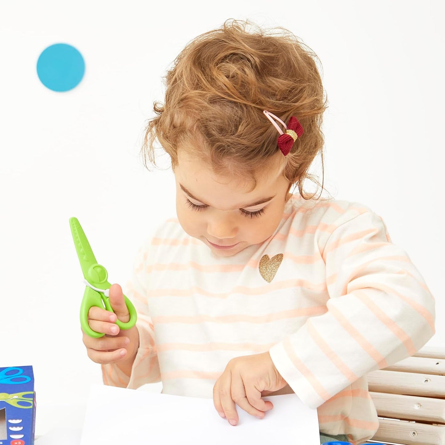 Janod - Conjunto de 3 tesouras com 3 formatos de corte - Pontas arredondadas e seguras - Lâminas de plástico - Ideal, Janod - Meus primeiros lápis de cera - 6 lápis de cera para bebês a partir de 12 meses - Adequado