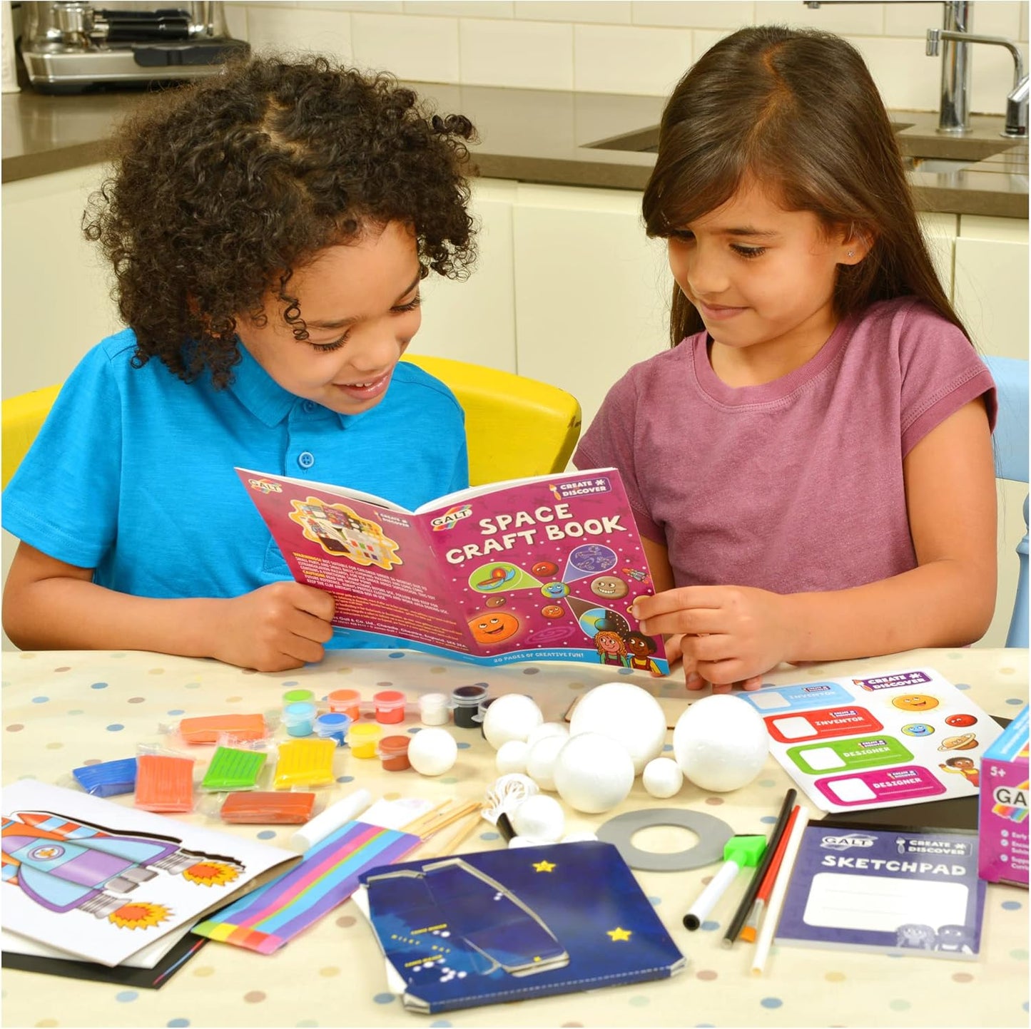 Galt Space Craft - Kit de artes e trabalhos manuais para crianças com 7 atividades espaciais divertidas e guia - Conjunto de atividades de ciências e artesanato para crianças - Presentes para meninos e meninas - Aprenda sobre planetas.