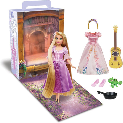 Disney Store Official Rapunzel Story Doll para crianças, Enrolados, 28 cm/11”, com Pascal, 2 roupas, acessórios, pacote de colorir e atividades e caixa que se dobra para um palco de brincadeira
