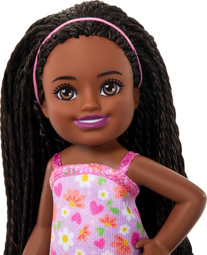 Barbie Club Chelsea Boneca Pequena, 15 cm (6 polegadas), Ari com Cabelo Trançado, Vestido Removível com Estampa Floral e Sandálias Rosa, JJB34