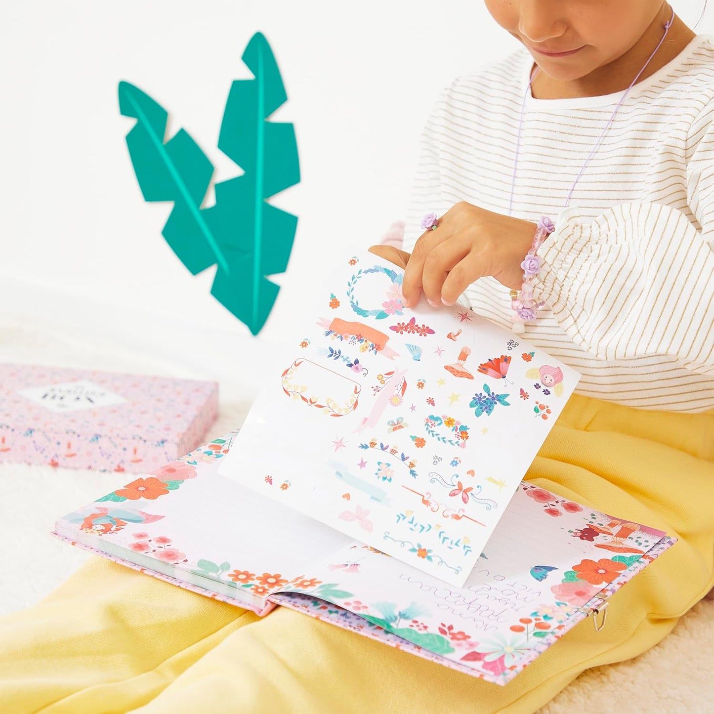 Janod -7 Jewellery Creations - Tema Fada - Les Ateliers Bijoux - Estojo incluso - Kit de Lazer Criativo Infantil - Habilidades motoras finas e concentração - A partir de 6 anos - J09176