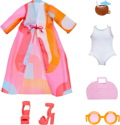 O Pacote Rainbow High Fashion, Tema Piscina, inclui 1 roupa completa para piscina, sapatos, joias e acessórios para brincar. Combine com outros pacotes para criar muita diversão. Brinquedo infantil para crianças a partir de 4 anos.