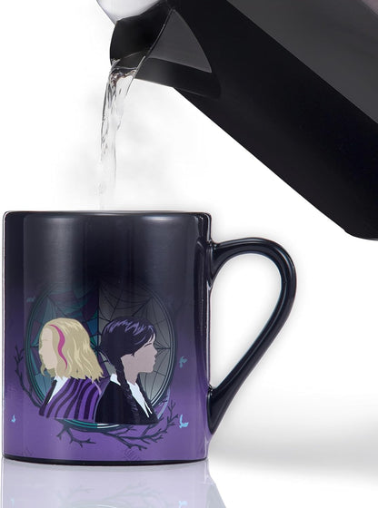 UAU! COISAS Caneca oficial de quarta-feira com troca de calor de Wednesday e Enid | Heat revela a janela do dormitório Nevermore | Caneca de presente oficial para fãs da série Wednesday na Netflix (pacote com 5)