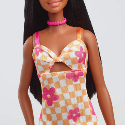 Barbie Boneca Fashionistas nº 233 com cabelo preto, vestindo vestido midi xadrez laranja e rosa com flores, colar e sandálias, HYT91