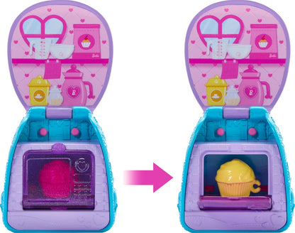 Barbie Mochila para assar cupcakes, boneca loira Chelsea, família e amigos, mochila vestível com peças de confeitaria, JBF46