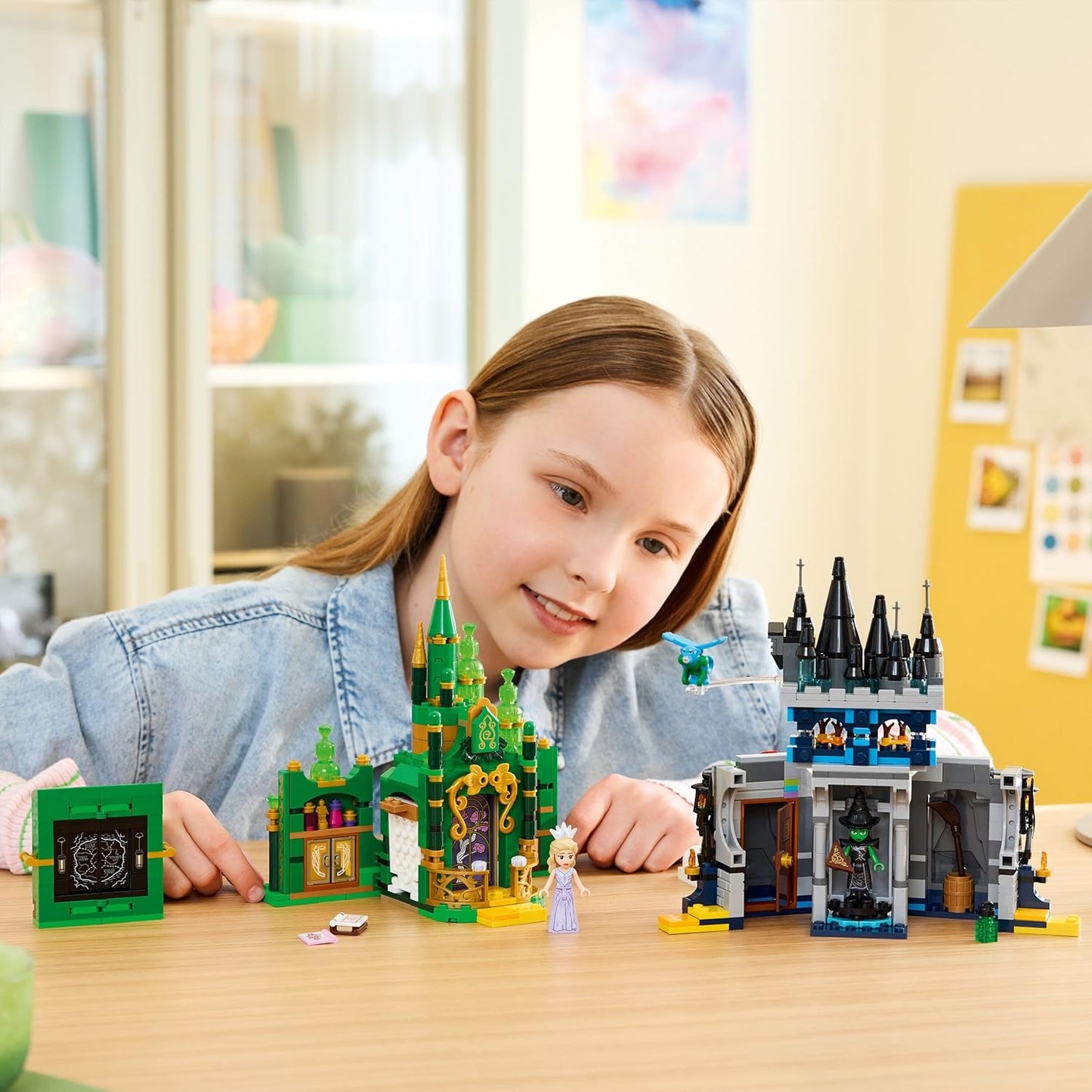 LEGO Wicked Emerald City e Castelo de Kiamo Ko - Brinquedo para Brincar e Exibir - Inclui Mini Bonecas da Elphaba e da Glinda, além de um Macaco e Acessórios - Presente para Meninas a partir de 9 Anos e Fãs do Filme - 75689