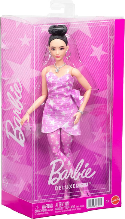 Barbie Deluxe Style Boneca nº 11 em vestido rosa jeans com estampa de estrelas e meia-calça combinando, cabelo preto preso em coque alto, acessórios como bolsa e joias, JJN71